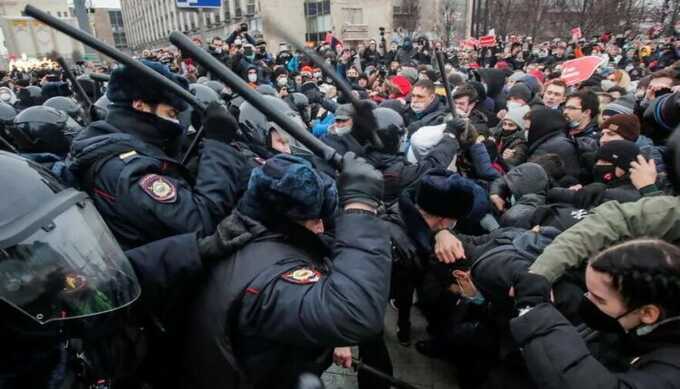 Глава московской полиции заявил об обоснованности избиения задержанных на митингах