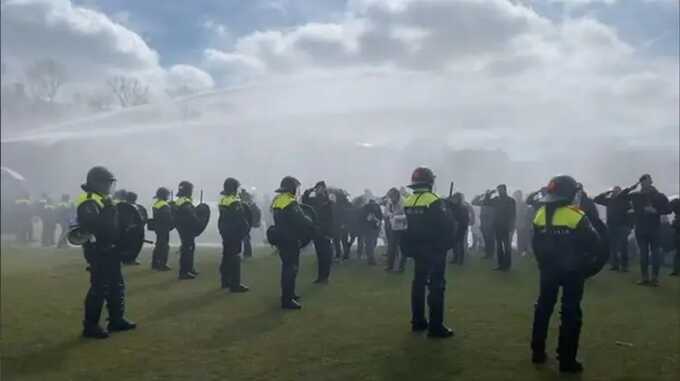 В Амстердаме протестующих против карантина полиция разогнала из водомета. На их защиту стали медики и ветераны