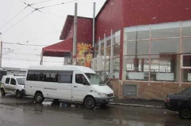 В Харькове маршрутчик пырнул ножом своего коллегу и убежал