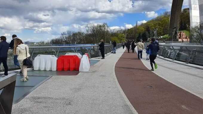 В Киеве лопнуло очередное стекло на пешеходном мосту