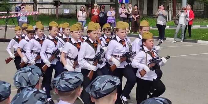 В подмосковной школе дети кричали «Мы — русские, с нами — Бог!», маршируя с автоматами