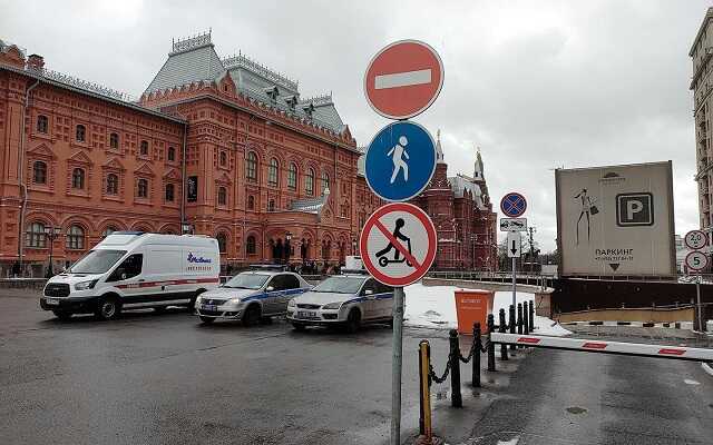 Группу подростков на электросамокатах разыскивают в Москве