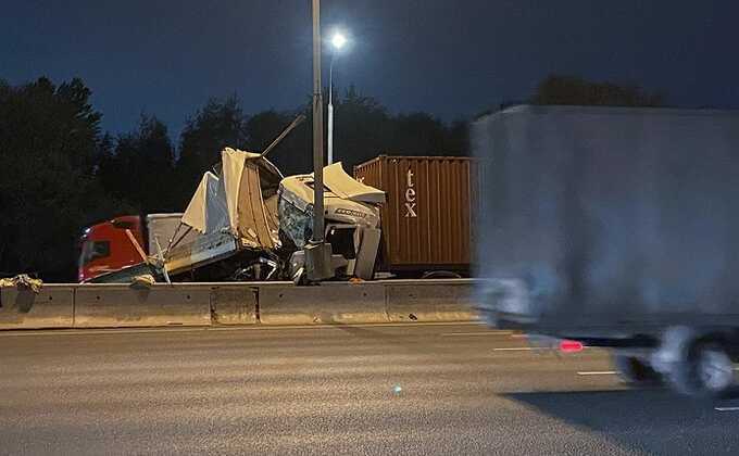 На МКАДе столкнулись два грузовых автомобиля