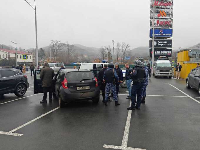 Мужчины с оружием были задержаны около торгового центра во Владивостоке