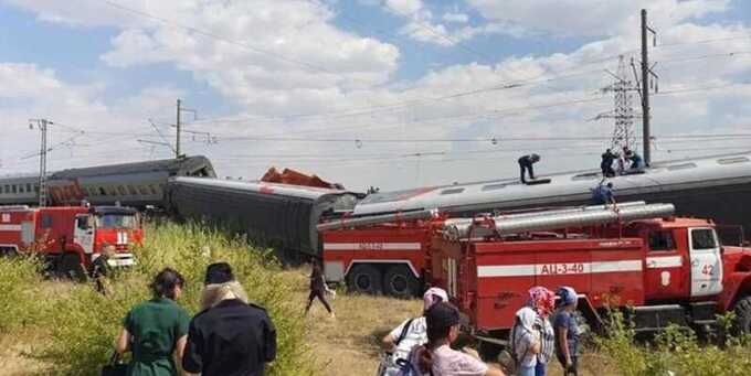 Водителя КамАЗа в критическом состоянии перевезли в Волгоград после ДТП с поездом